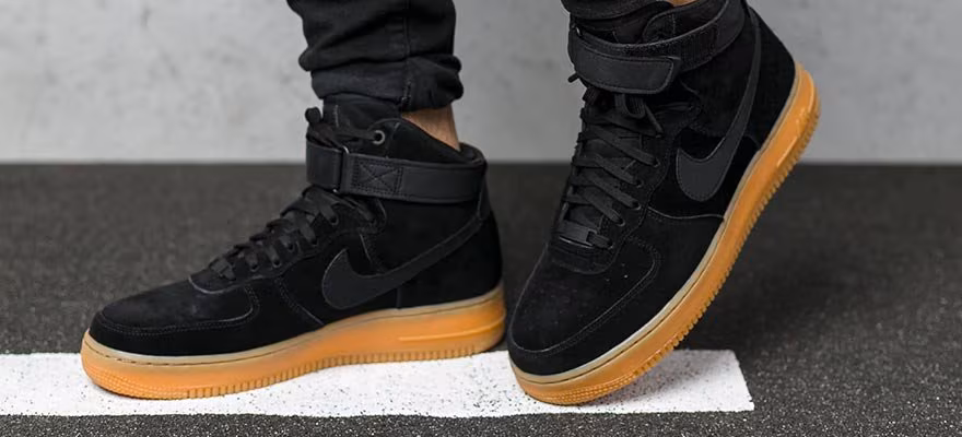 Aké čierne tenisky vybrať pre mužov?