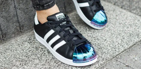 Superstary z hologramową muszlą