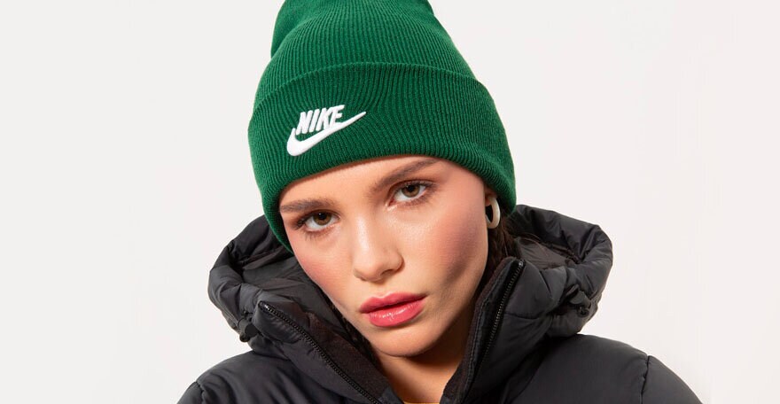 Ako nosiť zimnú čiapku, aby vyzerala moderne?