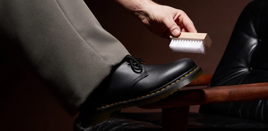 čistiť koženú obuv