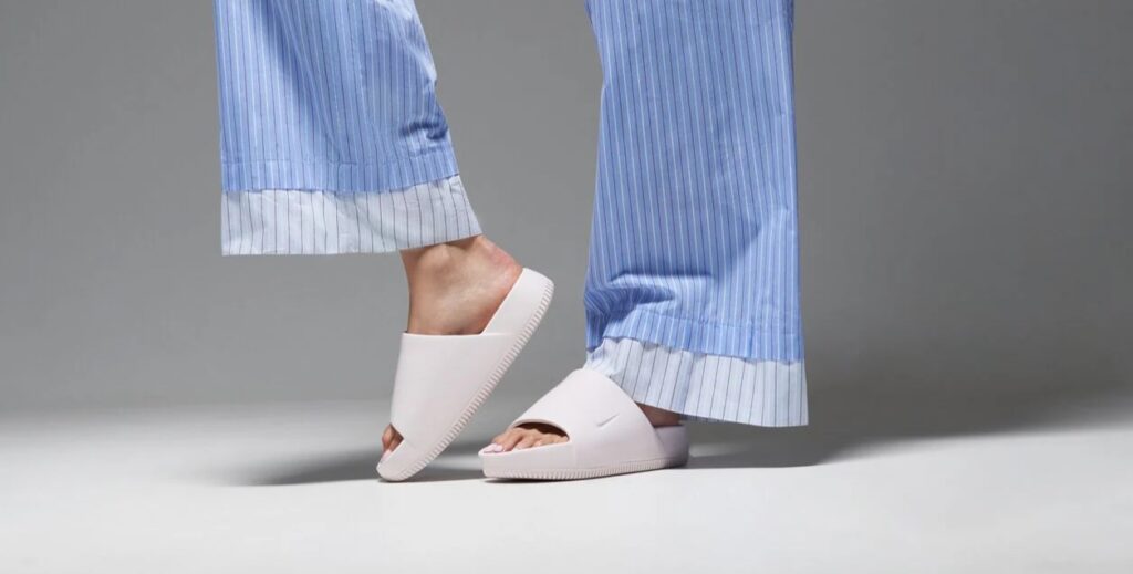 NIKE CALM Damske slapky barva ruzova